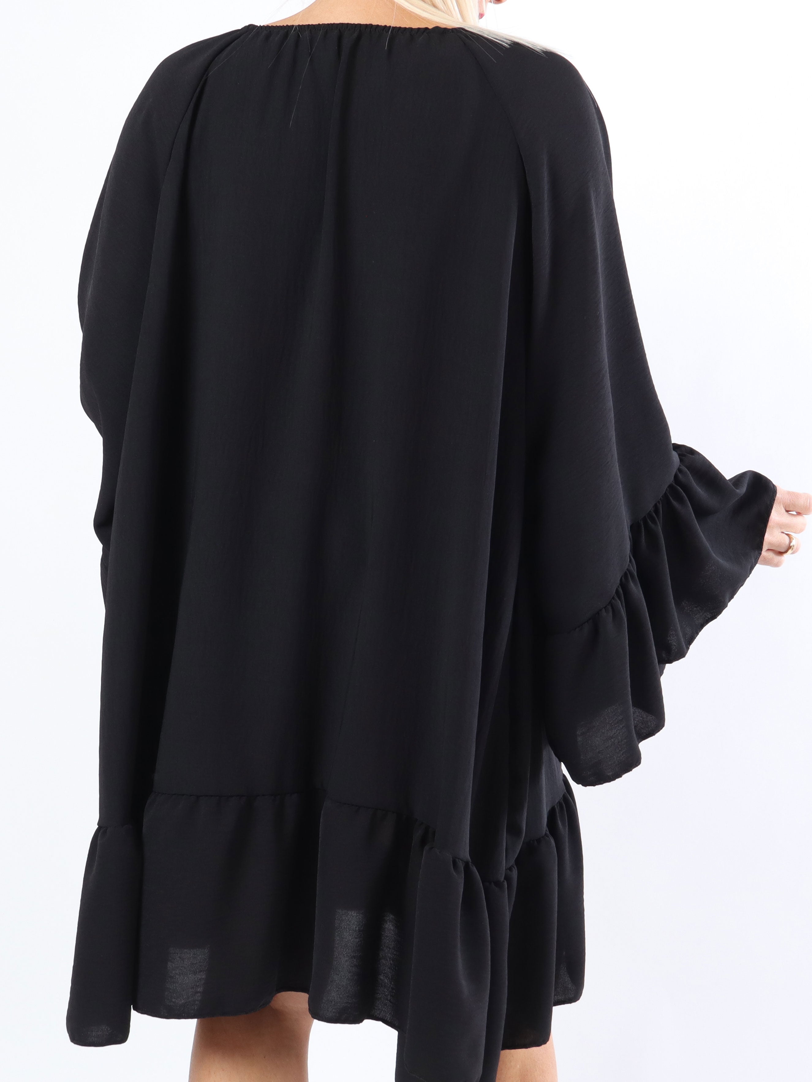 Asta - Plus size kjole med flæser og elastik i udskæringen